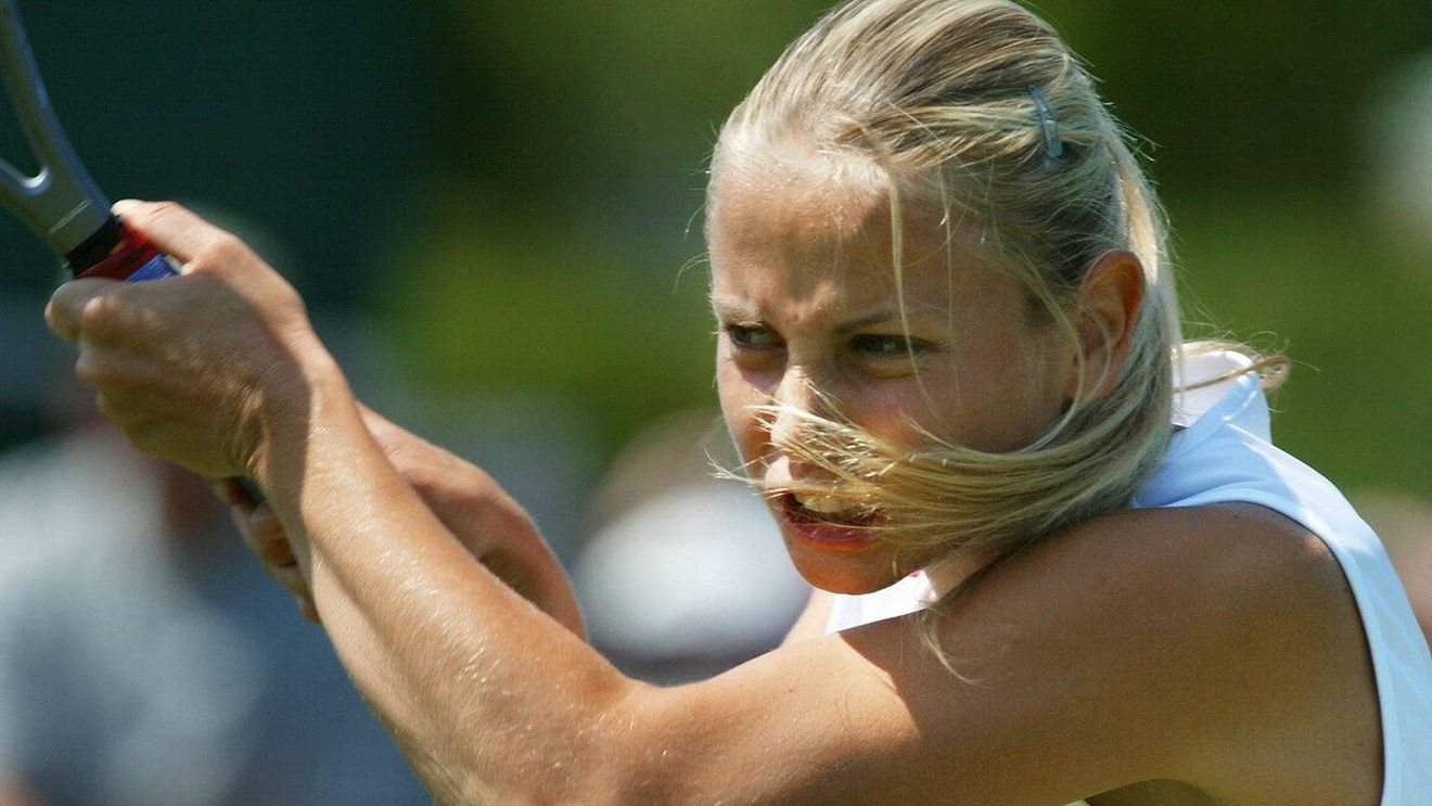 Moment șocant în tenis: o jucătoare cunoscută a intrat pe teren cu urme grave de bătaie pe corp! „Am fost lovită toată noaptea pentru că am pierdut un meci!" FOTO