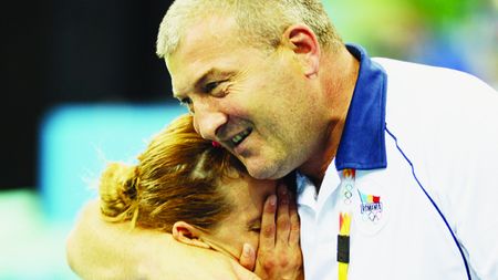 VIDEO ÎNDUIOȘĂ‚TOR | "Fain... că s-a terminat cu bine". Cum au salvat un câine celebrul antrenor Florin Bercean și judoka Violeta Dumitru