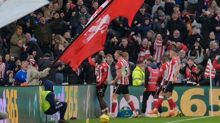 Scene șocante în Anglia! O vedetă a fost strangulată de un steward în timpul meciului lui Arsenal
