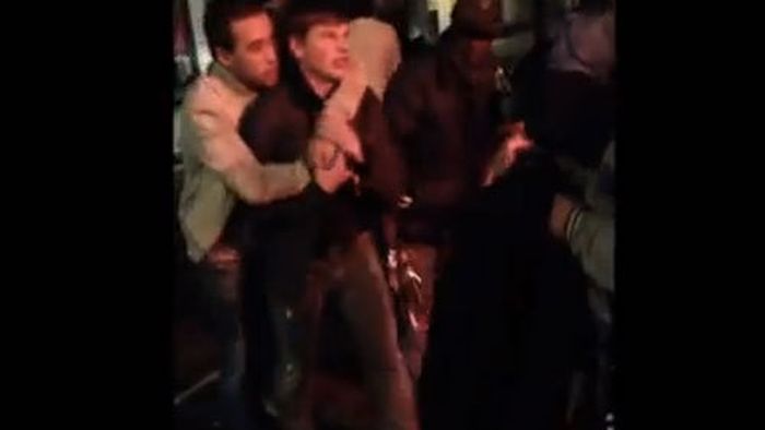 VIDEO: Andrei Arshavin a făcut "spectacol" în fața unui club!** Beat criță, rusul a vrut să se bată cu un petrecăreț