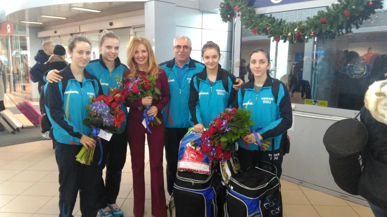 IMAGINEA ZILEI | Medaliatele cu aur la CM de juniori la tenis de masă au revenit în țară: 