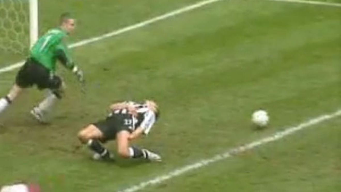 VIDEO** Beto intră în topul "împușcaților", "răniților" și "înțepaților de albine" din fotbalul mondial! Cele mai tari simulări din istorie :)