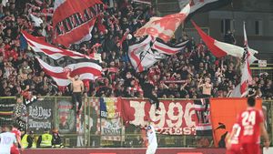 Dinamo a câștigat un nou „ultras” după revenirea în Superliga! Vedeta care i-a uimit pe fani la baraj: „Merită toate mulțumurile din lume!” | EXCLUSIV