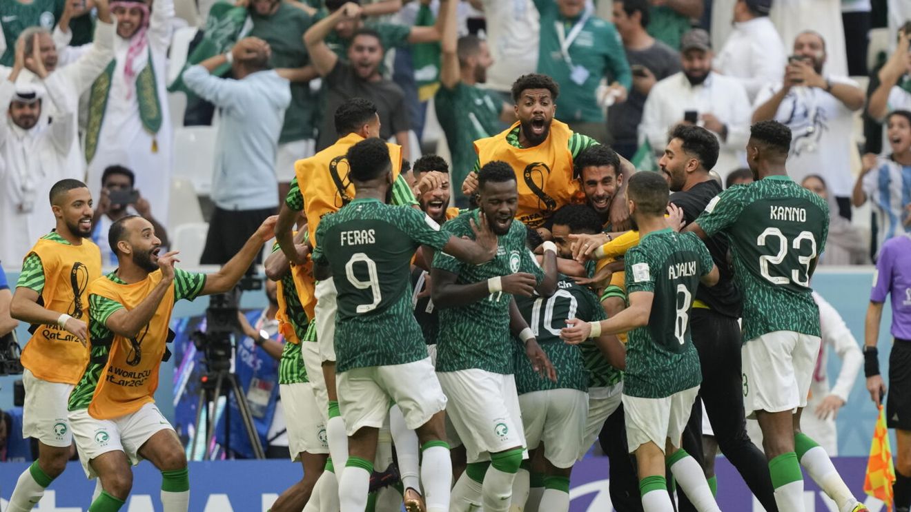 Discursul uluitor al antrenorului Arabiei Saudite la pauza meciului cu Argentina: „Luați un telefon și faceți poză cu Messi! Nu credeți că putem reveni? Ăsta e un Mondial! Dați totul!” | VIDEO