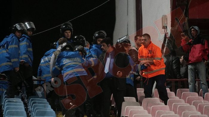 FOTO Ciocniri între jandarmi și rapidiști!** Câțiva giuleșteni s-au infiltrat pe stadion și au fost evacuați