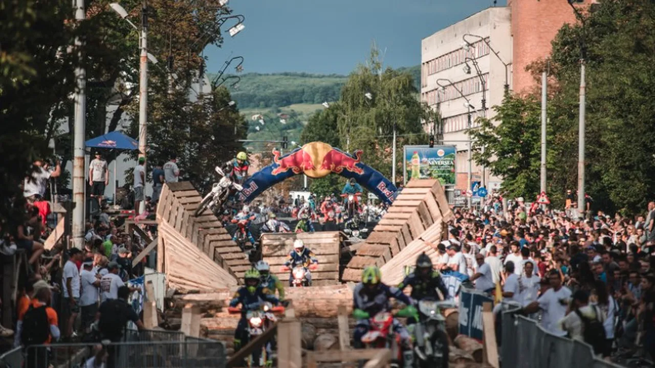 VIDEO | Demonstrație de forță și îndemânare la Romaniacs 2017. Graham Jarvis a zburat cu motocicleta în fața publicului din Sibiu

