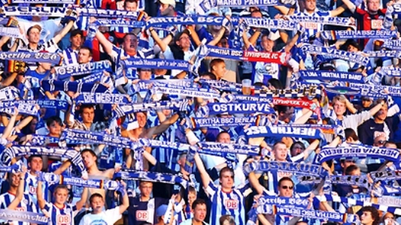 VIDEO Fanii Herthei au sărbătorit promovarea în Bundesliga la aeroport