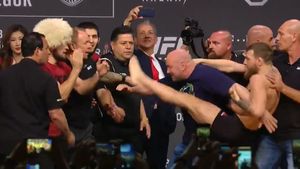 VIDEO | McGregor nu s-a putut abține la proba cântarului și l-a atacat pe Nurmagomedov! Haosul creat de irlandez înainte de lupta din cușcă