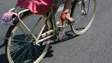 Cetățenii orașului Milan ar putea să fie plătiți pentru a merge cu bicicleta la serviciu