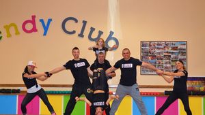 PREMIERĂ | Fiica unui fost dinamovist a lansat „programul de mișcare online”. VEZI cum te poți menține în formă, fără să ieși din casă, în vreme de pandemie