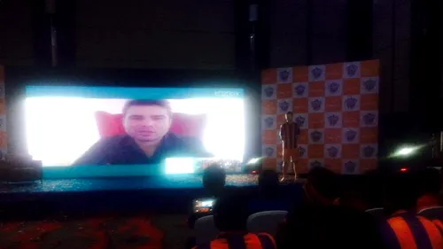 VIDEO | Indienii, în delir la prezentarea lui Mutu la FC Pune. Prin intermediul Skype, românul a intrat în dialog cu suporterii strânși într-o sală. Indienii l-au ovaționat în picioare