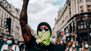 Lewis Hamilton, pus la punct de un fost pilot de Formula 1: "Dacă un coleg mărturisește că este gay, va ieși cu un steag cu curcubeu pe circuit?"