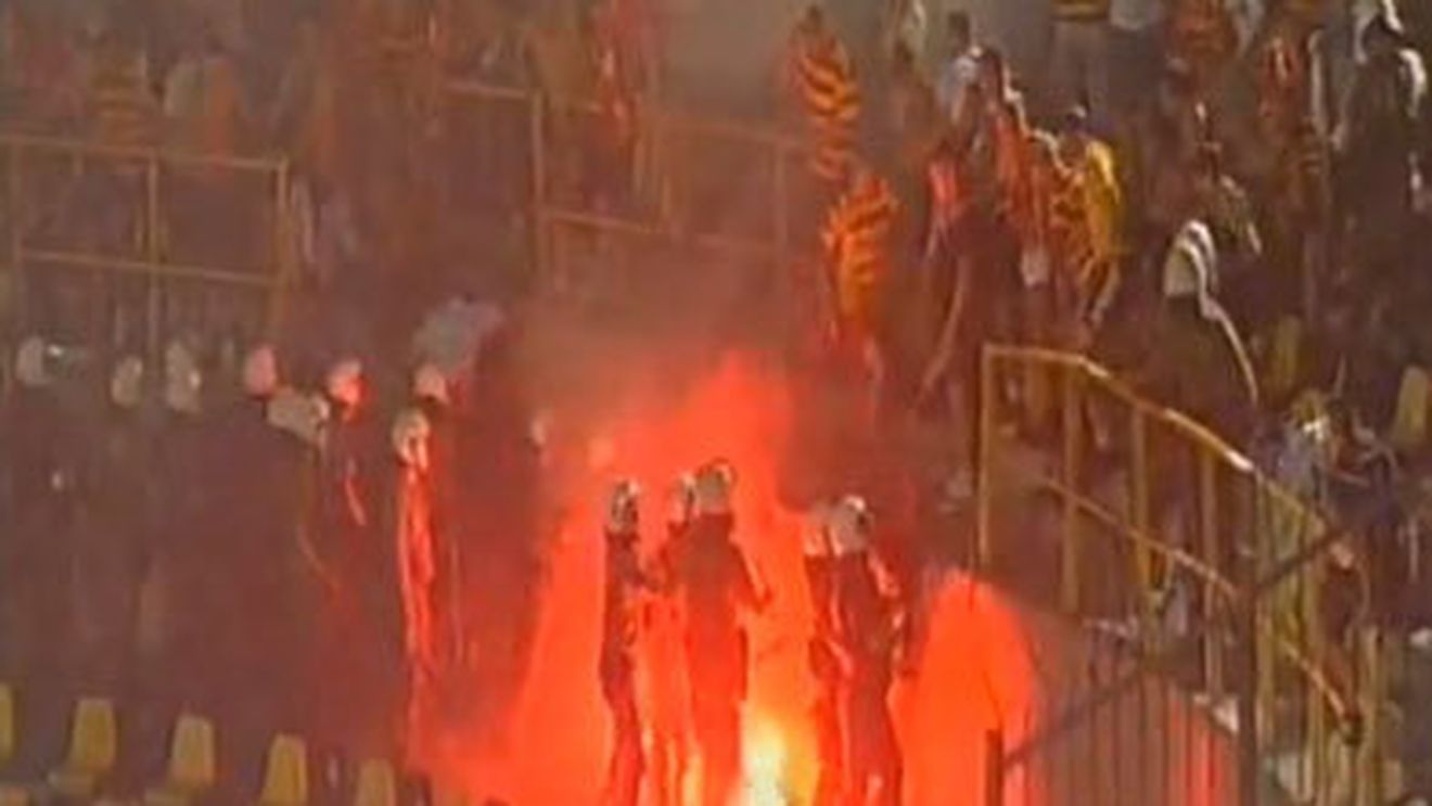 VIDEO** Vezi luptele grecilor de la Aris cu poliția! Toja a fost pe teren 90 de minute