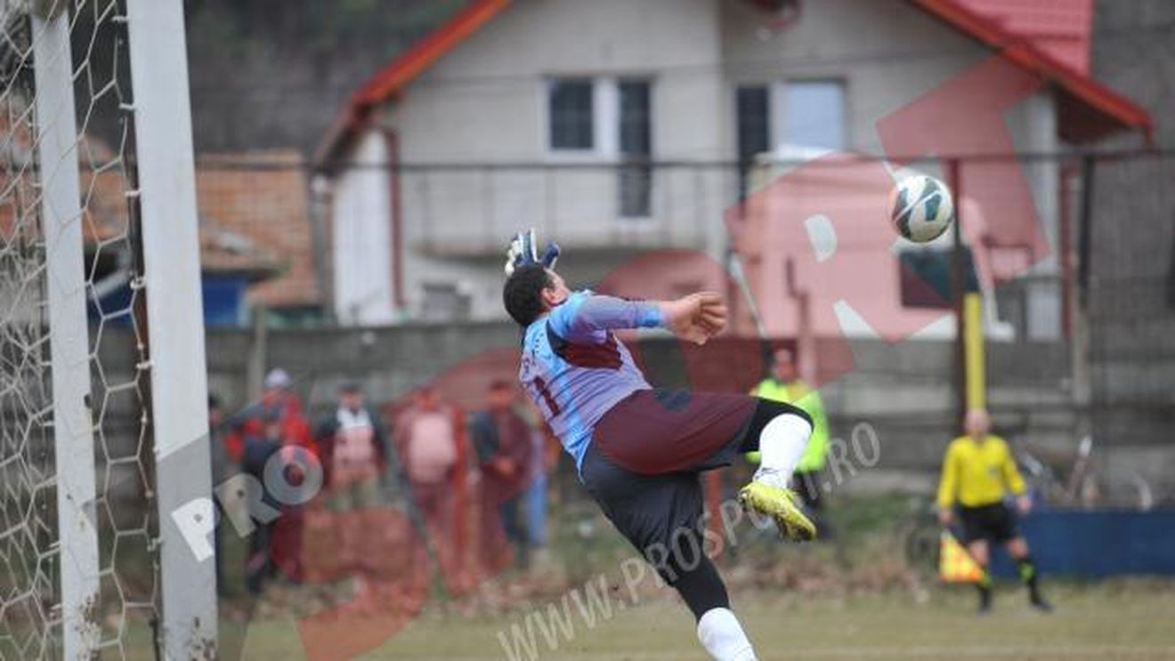 FOTO Fază COMICĂ‚ la meciul lui Dinamo!** Cum a încercat portarul gazdelor să-i "sperie" pe "câini" :)