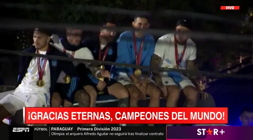 Campionii mondiali Leo Messi și Angel Di Maria, la un pas să cadă din autocar în timpul băii de mulțime din Argentina! Ce a pățit Leandro Paredes | VIDEO