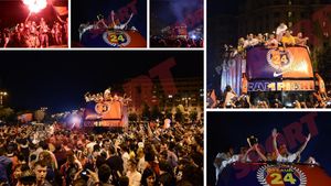 FOTO: Campionii și-au consumat bucuria! Cea mai tare petrecere de titlu din România: mii de fani și focuri de artificii la "Constituției"