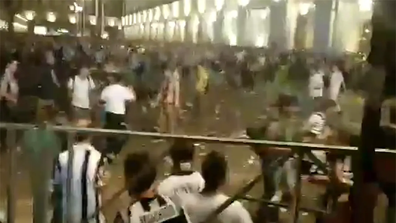 VIDEO | Haos în Torino pentru o presupusă alarmă cu bombă. Mii de fanii s-au înghesuit să părăsească piața. Sunt peste 1.500 de răniți