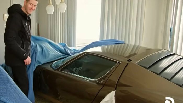 O mașină Lamborghini a stat parcată 40 de ani în sufrageria unui apartament. Au fost nevoiți să dărâme un zid când proprietarul a vândut-o