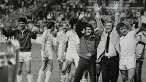 O analiză deprimantă: "Jucătorul român gândește când intră în posesia mingii. E un dezastru". Fotbalistul român a pierdut viteza de gândire și de execuție. "În 1985, la Steaua, cu excepția lui BÃ¶lÃ¶ni, toți loveau mingea cu ambele picioare. Azi..." | VIDEO