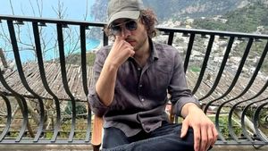 Fiul lui Ilie Dumitrescu şi-a luat bătaie într-un club din Bucureşti! Toto a fost lovit cu piciorul în față şi a ajuns la spital