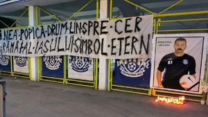 Momente tulburătoare la stadionul din Copou, transformat în altar. Suporterii i-au adus un ultim omagiu lui Ionuț Popa: „Nea Popică, drum lin spre cer. Rămâi al Iașiului simbol etern”