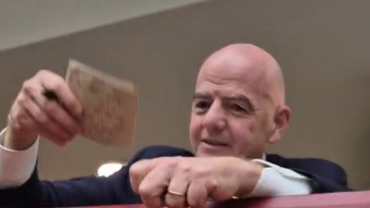 VIDEO Un suporter român, prezent la meciul Elveția – Columbia, i-a dat o scrisoare lui Gianni Infantino! Ce l-a rugat pe șeful FIFA. EXCLUSIV