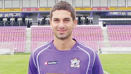 Fotbalistul fantomă! Un român umblă cu DVD-uri false și vrea să își găsească echipă