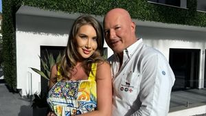 Avion privat „la scară" de la milionarul Arpad Paszkany pentru iubita tinerică. „Plecăm la Budapesta"