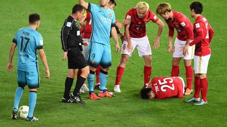 Atenție, imagini șocante! Accidentare horror în semifinalele CM al Cluburilor. VIDEO | Un fotbalist de la Guangzhou și-a rupt piciorul după un duel cu Dani Alves