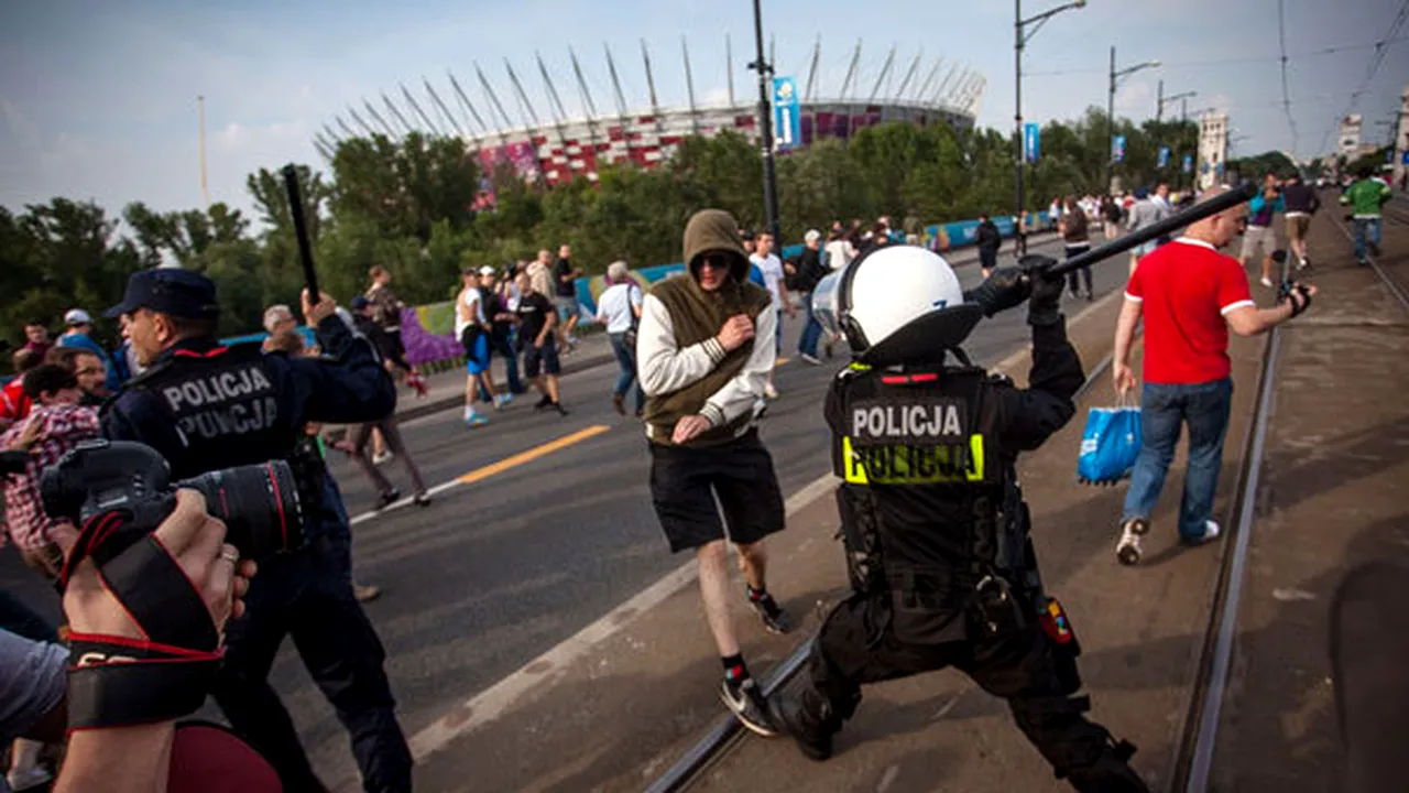 Incidentele din Varșovia nu au rămas fără urmări!** Peste o sută de huligani, reținuți înainte de meciul Polonia - Rusia