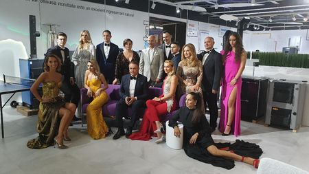 GALERIE FOTO inedită cu fetele din naționala de tenis de masă. "Suntem ca prințesele din basme. Nu e ușor să stai 12 ore la un shooting foto". Ce "meci" a ieșit înainte de Europeanul de la Nantes 