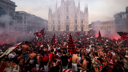 „Revoluția” din Piazza del Duomo! Fanii lui AC Milan au sărbătorit în stradă, după ce echipa lor favorită a câștigat un nou titlu, după 11 ani! Imagini fabuloase | FOTO