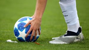 Schimbări majore în fotbal! Orice gol marcat cu mâna va fi anulat, chiar dacă nu a existat intenție. Fotbaliștii nu se mai pot infiltra într-un zid. Lista completă a deciziilor