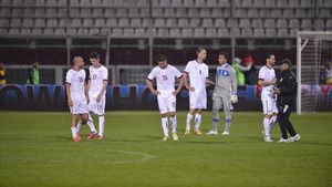 Perjă le transmite sincer jucătorilor de la Rapid:** "Nu sunt bani, dar normal ar fi să intre pe teren contra Viitorului" De ce nu pot fi plătiți încă