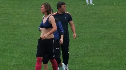 VIDEO | Faze de youtube la un meci de fotbal feminin din România: după ce a fost eliminată, și-a scos tricoul și a sărit să-l bată pe arbitru