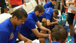 Isterie la Constanța!** VIDEO Steliștii, asaltați de sute de fani