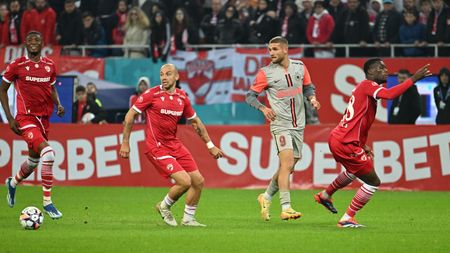 Moment de confuzie la Dinamo - FCSB! Crainicul a anunțat o schimbare, însă jucătorul nu a vrut să părăsească terenul