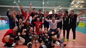 "Câinii" dau lovitura la fileu! Echipa masculină de volei a CS Dinamo a câștigat Cupa României după o victorie clară cu Arcada Galați. Trofeul revine după opt ani în Șoseaua Ștefan cel Mare