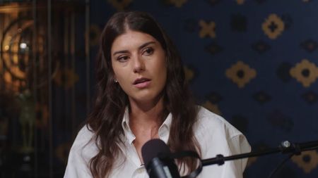 Sorana Cîrstea le răspunde celor care au atacat-o și critică dur noile tendințe mondiale: „Se încearcă să gândim toți la fel! Astea sunt valori normale: domnii la cămașă, nu pe telefoane!” | VIDEO