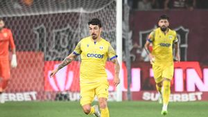Sergiu Hanca, atacat de fanii lui Dinamo la meciul cu Petrolul! L-au înjurat pe fostul căpitan al „câinilor” | VIDEO