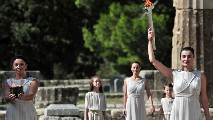 Flacăra olimpică a fost aprinsă la Olimpia!** Lumina sacră i-a fost înmânată primului alergător