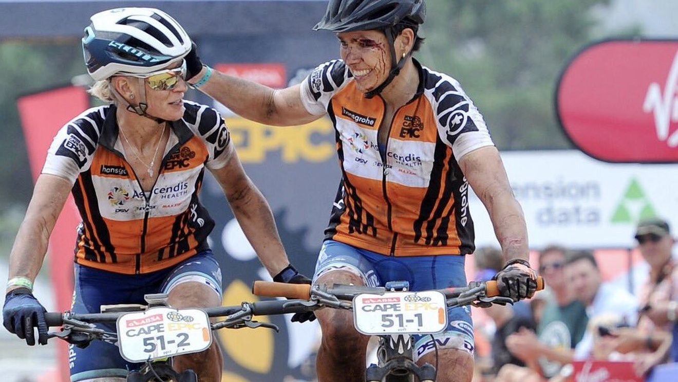 FOTO ÎNFIORĂ‚TOR | A căzut în râpă, dar nu s-a lăsat. O nemțoaică a arătat ce înseamnă ambiția și spiritul de învingător la competiția anuală de mountain bike din Africa de Sud