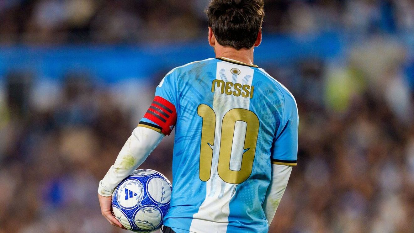 Recordul urmărit acum de Messi e deținut de un fotbalist care s-a culcat cu soția antrenorului, poartă 36 la picior și a fost răpit și sechestrat!
