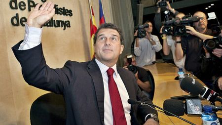 Laporta e disperat și e gata să vândă unul dintre starurile Barcelonei la Manchester United! Prima ofertă pentru mijlocașul lui Xavi