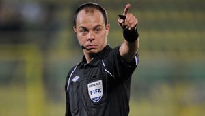 Avram, luat pe sus de Duckadam. "Am avut 11 metri clar. Arbitrii se feresc să ne mai dea penalty-uri. Declarațiile lui Cârțu au fost doar pentru presiune"