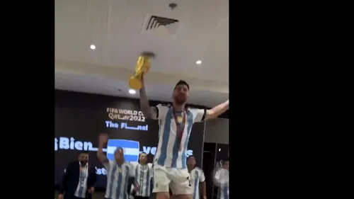 Leo Messi a rupt vestiarul Argentinei: s-a urcat pe masă cu trofeul Cupei Mondiale în mână, a cântat şi a dansat! Imagini fenomenale | VIDEO