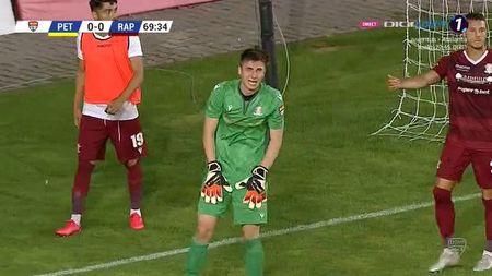 Crize de nervi și frustrare pe „Ilie Oană”! Portarul Rapidului, eliminat și trei penalty-uri consecutive ratate de către Petrolul | FOTO