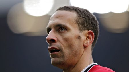 Rio Ferdinand a fost amendat** cu 45.000 de lire sterline pentru un comentariu făcut pe Twitter