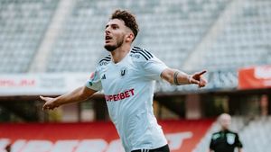 Ianis Stoica l-a dezamăgit total pe Ioan Ovidiu Sabău: „Avea un salariu mai mare decât la FCSB. U Cluj i-a dat totul!” Dezvăluirile antrenorului: „A jucat chiar și când nu trebuia!”