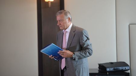 Ce bani i-a dat UEFA lui Mircea Sandu. Suma e uriașă